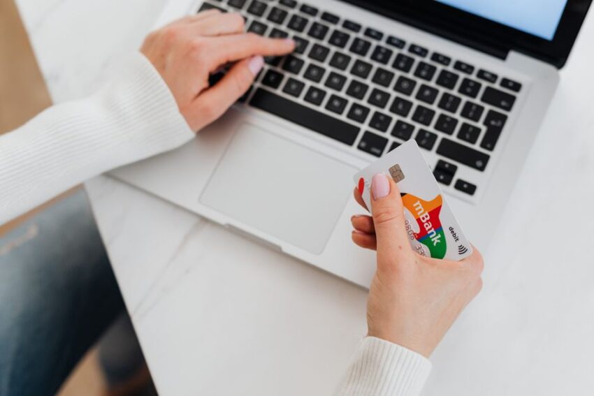ZZP'er die zijn online zakelijke rekening beheert op een laptop, met focus op efficiëntie en overzicht.