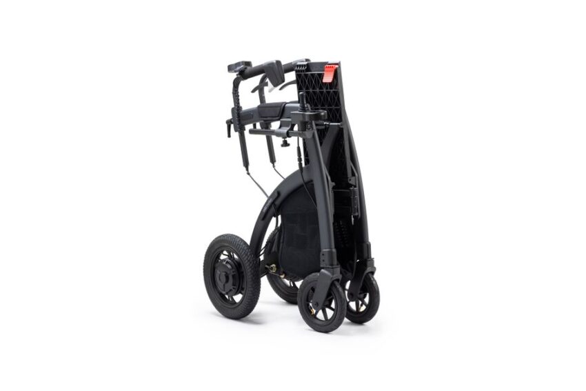 Een compacte, opvouwbare scootmobiel in een stedelijke omgeving, ideaal voor mobiliteit en gebruiksgemak.