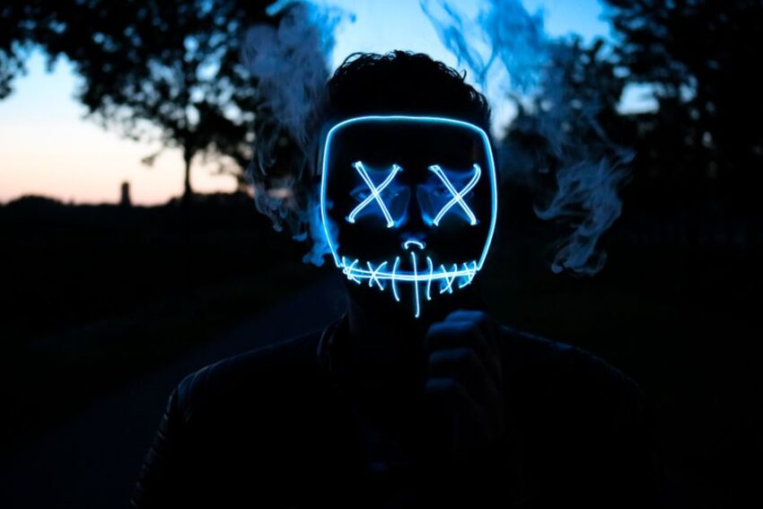Een vrouw die een LED gezichtsmasker draagt voor huidverzorging en anti-aging therapie.