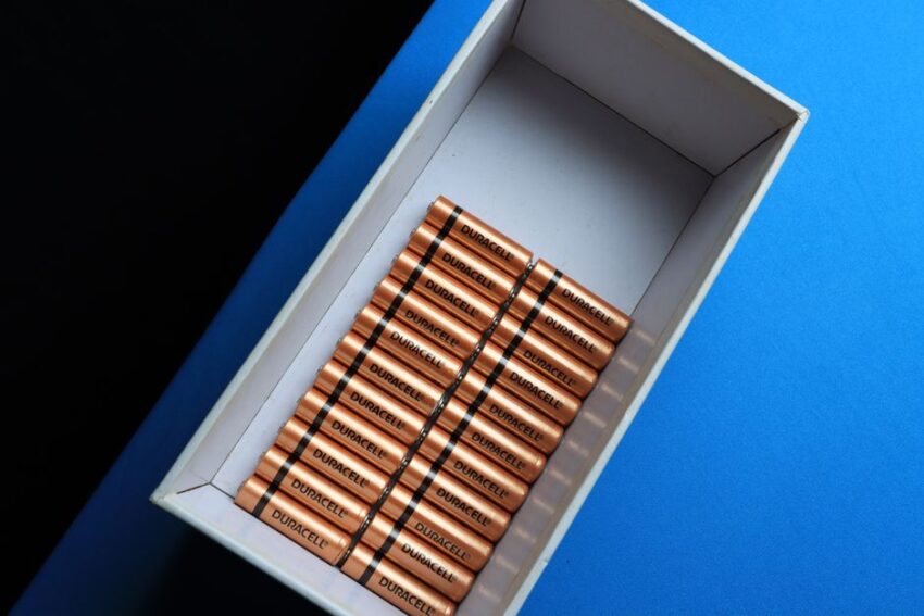Een batterijcontainer in een industriële omgeving, veilig en schaalbaar voor energieoplossingen.